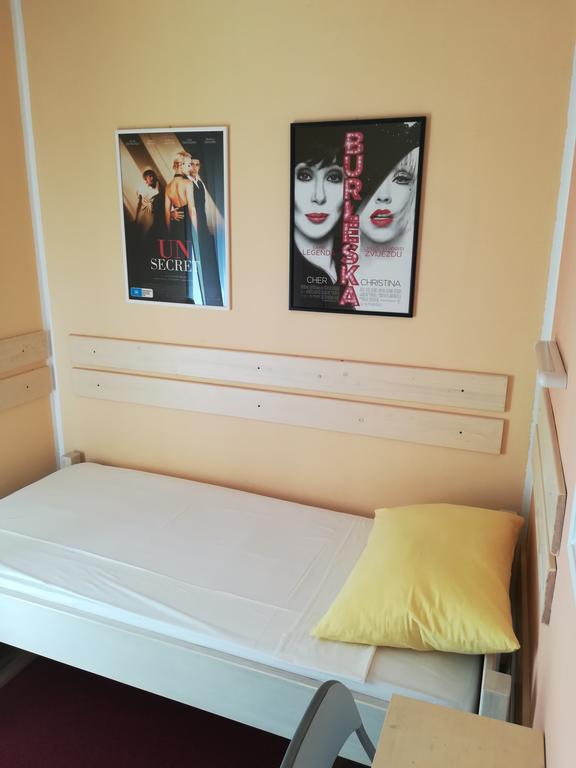 Cinema House Single & Double Rooms & Studio Apartments Pula Luaran gambar