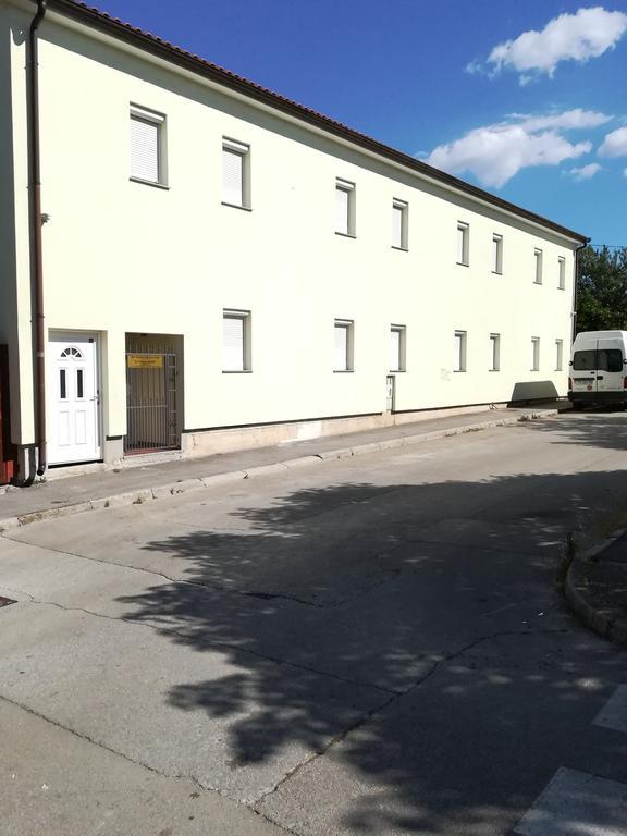 Cinema House Single & Double Rooms & Studio Apartments Pula Luaran gambar